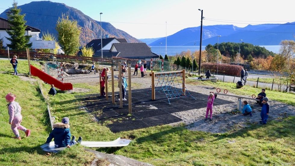 LEIK: Mange born tok i bruk den nye leikeplassen på Austreim då det var offisiell opning søndag. Alle lekeapparata er nye, med unntak av den minste sklia.