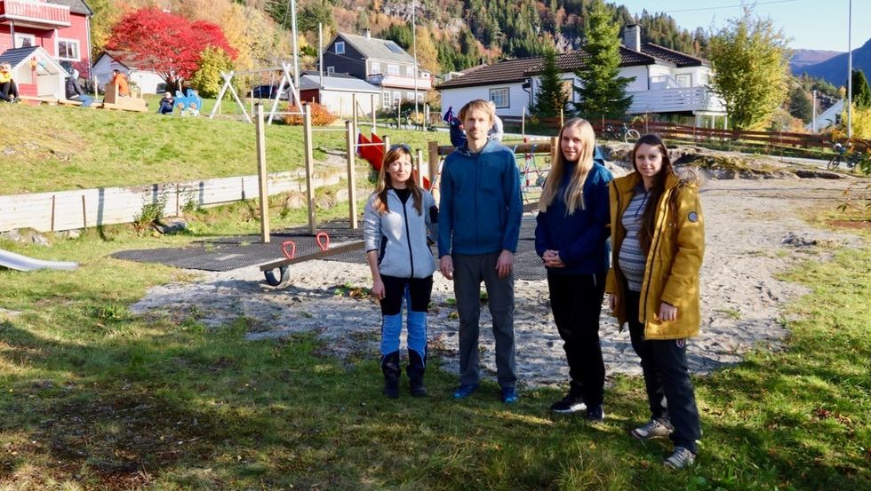 SKUFFA: Styret i Austreim vel er skuffa over at Høyanger kommune ikkje heldt det den lova for å hjelpe dei med å setje i stand leikeplassen på Austreim. Frå venstre: Kasserar Evy Kristin Forthun, styremedlem Jostein Sundet, styreleiar Siv Anne Haaheim og styremedlem Elisabeth Gjervik Djønnem. Styremedlem Maria Elisabet Senneset var ikkje tilstades.