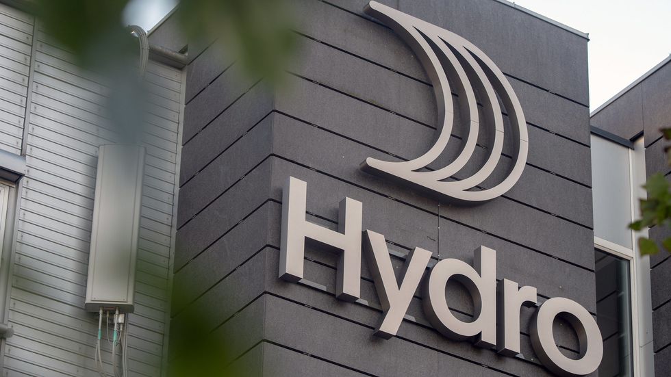 POSITIVE: Norsk Hydro ASA meiner fordelane ved vindkraftproduksjon veg opp for ulempene.