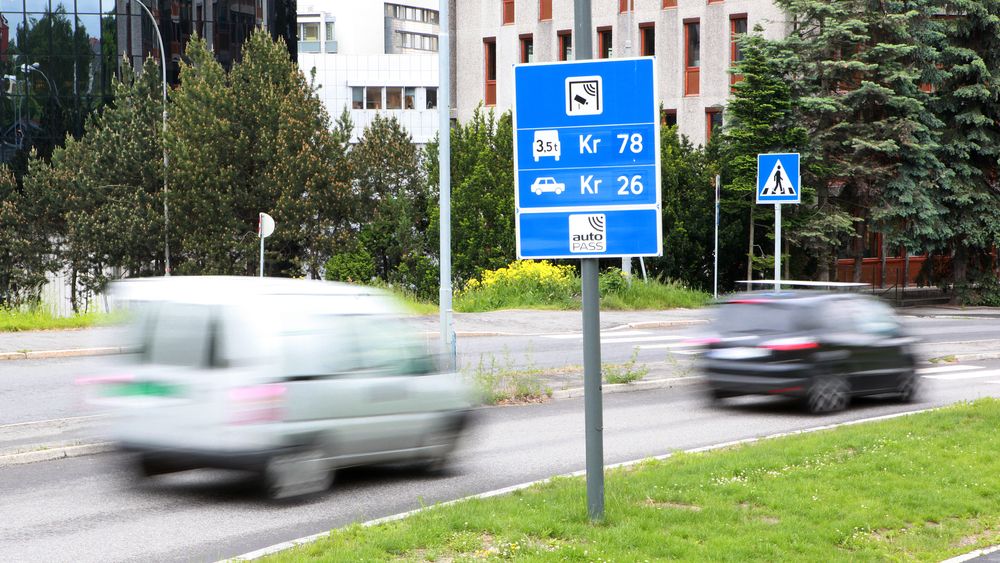 Vegdirektoratet og Samferdselsdepartementet har bestemt at alle bompasseringer skal lagres i fem år fra 15. august i år. Bilister og Datatilsynet reagerer.