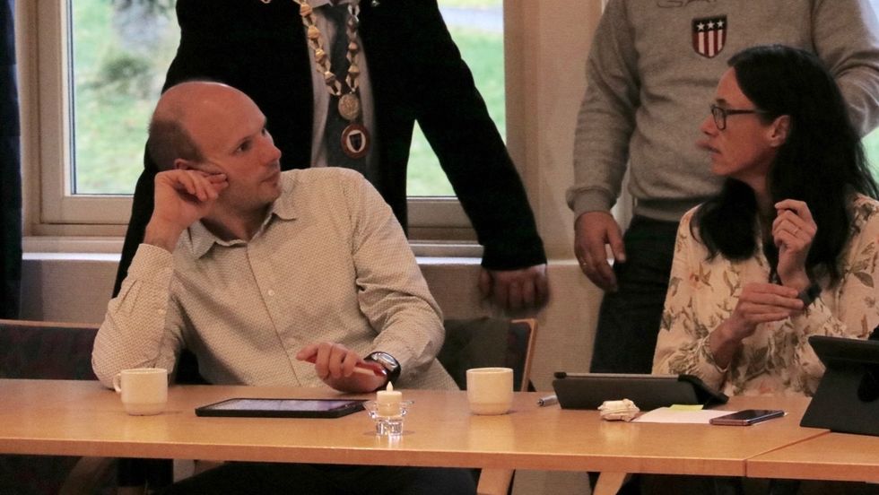 NYTT FORSLAG: Bjarte Undertun (Ap) (t.v.) kom med eit fjerde alternativ til høyringssvar i saka om fritt skuleval. Her saman med partikollega Anne-Marit Brekken Oppedal (Ap).