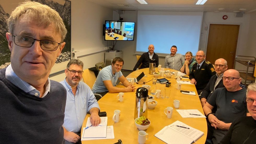 SNAKKA DEKNING: Dekningssjef Bjørn Amundsen i Telenor (til venstre) var fredag i møte med representantar frå Aurland, Lærdal og naudetatane for å diskutera mobildekninga på Aurlandsfjellet.