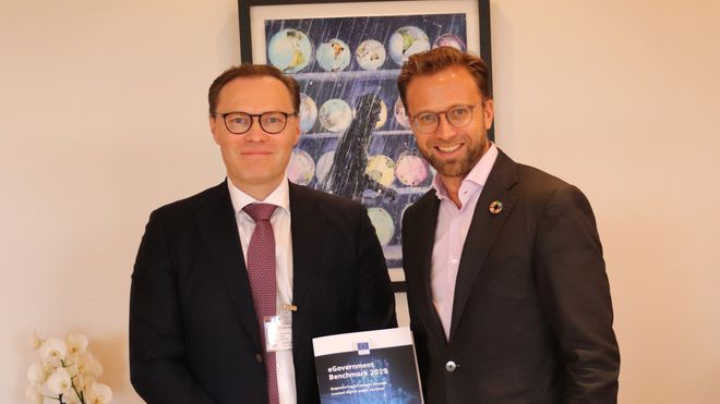 Capgeminis Norgessjef Jens Middborg overleverte rapporten til digitaliseringsminister Nikolai Astrups (H) kontor hos Kommunal- og moderniseringsdepartementet torsdag.