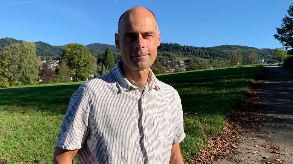 UVANLEG METODE: Stefan Gössling har studert flyvanane til ti kjendisar. Funna er nok til å gje hakeslepp.
