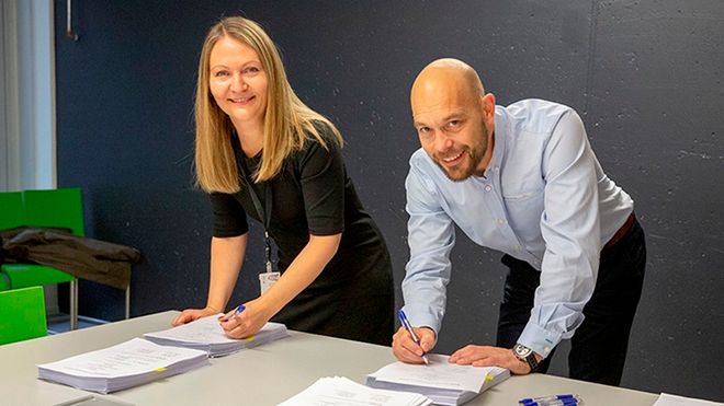 Ass. direktør Beate Erikstad i DSS tegner kontrakt med Børge Hansen i Atea.