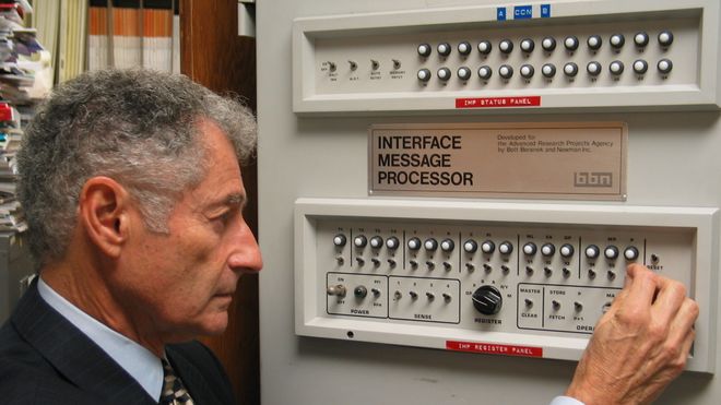 Leonard Kleinrock ved IMP-en (Interface Message Processor) som stod for selve overføringen av ARPANET-meldingen som ble sendt den 29. oktober 1969.