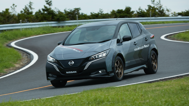 Den som tror at dette er en vanlig, halvtrøtt Nissan Leaf, må tro om igjen.