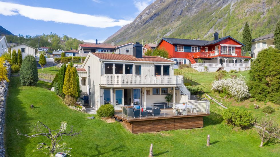 SELD: Kongshaugvegen 23 i Årdal vart seld for 2,2 millionar kroner.