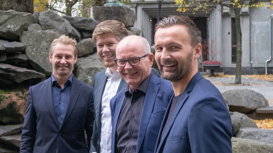 Fra venstre ser vi styreleder Jørn Slåtten i Fiberforeningen, sammen med representanter for to nye medlemsbedrifter, Svein Foldøy fra NC-Spectrum og Øyvind Nordal fra King Arthur. Til høyre styremedlem Ole Petter Hatlevoll fra Sognenett, som presenterte den nye strategien sammen med Slåtten.