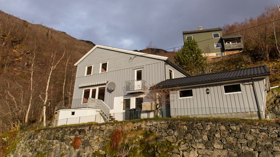 SELD: Denne bustaden i Hålandsvegen 28 i Høyanger vart seld i oktober.