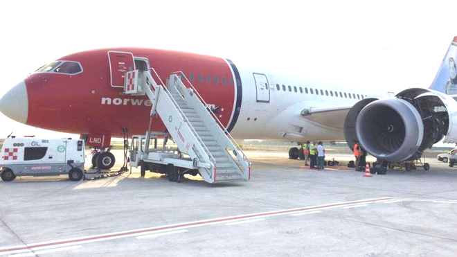 Regnet varme deler i gatene: Nå har Italias havarikommisjon plukket fire kg motordeler fra Norwegian-flyet