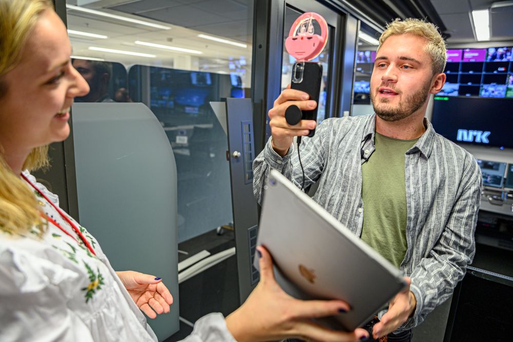 Prosjektleder Randi Midtskog og journalist Bastian Lunde Hvitmyhr har testet ut og er klar for VGs nye nyhetsshow på Snapchat.