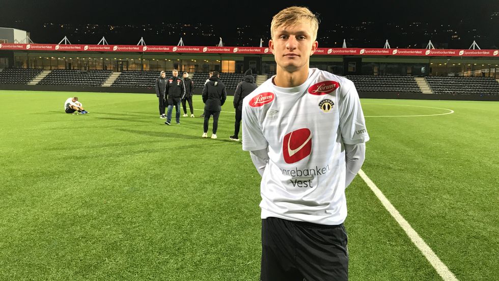 SKUFFA: Angripar Anders Johannessen Nord tykte ikkje laget presterte godt nok til å fortena finaleplass. I bakgrunnen sit ein knust midstoppar Jonas Fredriksen.