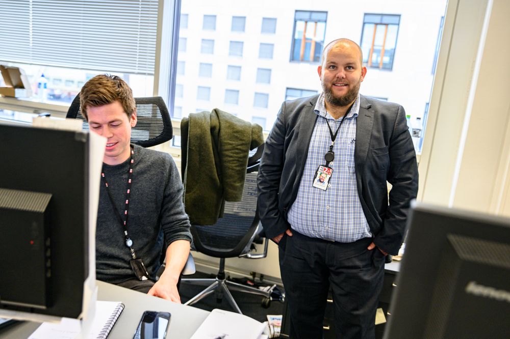 Ansvarlig redaktør Gard L. Michalsen og nyhetssjef Steinar Rostad Breivik på E24-desken.
