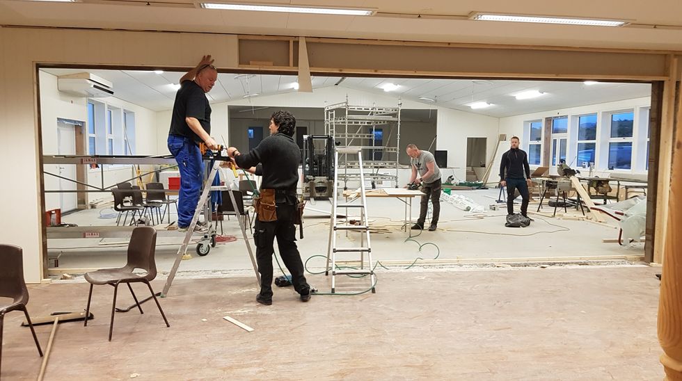 DUGNAD: Ungdomslaget Havgula har arbeidd mykje for å få klar salen. Her er dei i full sving med arbeidet tidlegare. Laurdag er det opningsfest for salen.