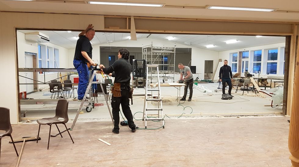 DUGNAD: Ungdomslaget Havgula har arbeidd mykje for å få klar salen. Her er dei i full sving med arbeidet tidlegare. Laurdag er det opningsfest for salen.