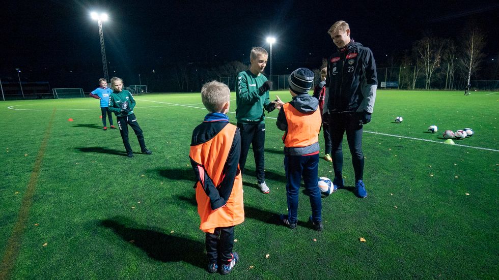 LIKE FØR KAMP: Sivert Mannsverk fylgjer med på at alt går rett føre seg når to spelarar avgjer kampstart med stein, saks, papir.