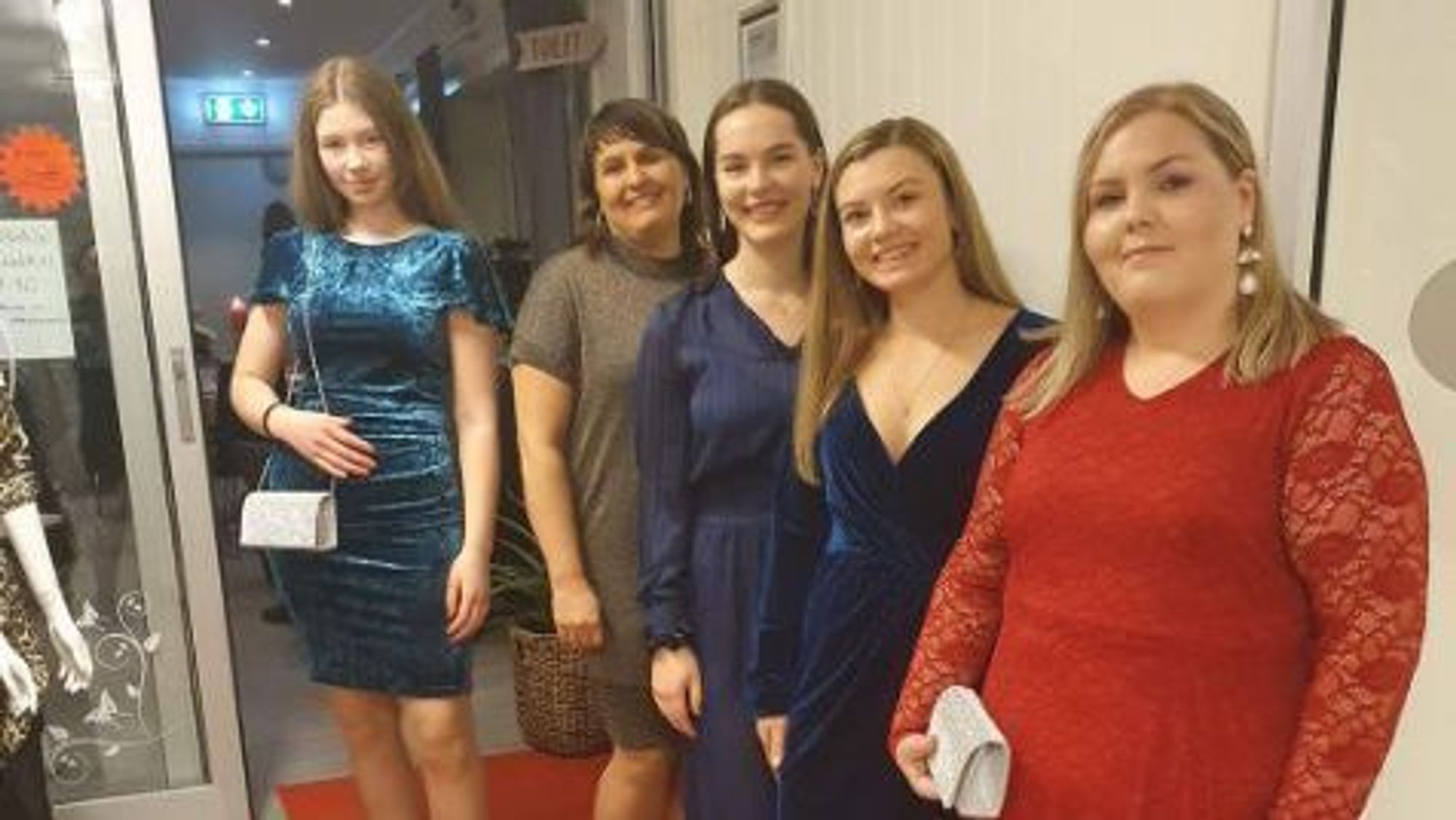 Modellane for kvelden: Heid Astrid Hellem, Ingvill Ytredal, Synne Hellebø, Guro-Helen Hellem, og Janita Kjønås.