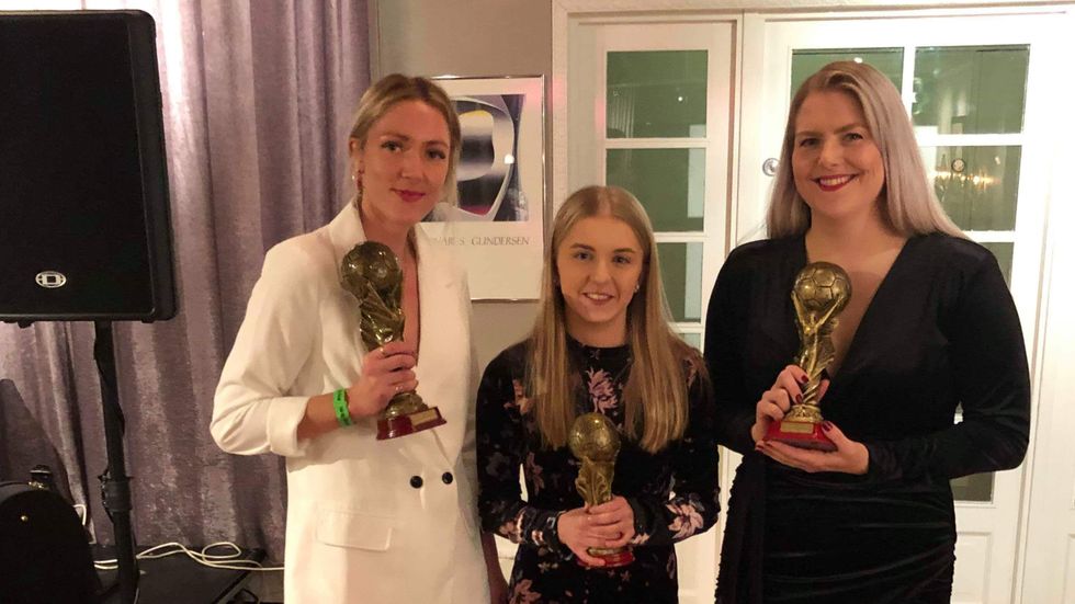VANN: Damelaget IL Høyang si prisutdeling. Frå venstre årets spelar Linn-Jeanette Selnes, årets unge Sandra Vågen, og årets toppscorar Guro Sagen Knudsen.
