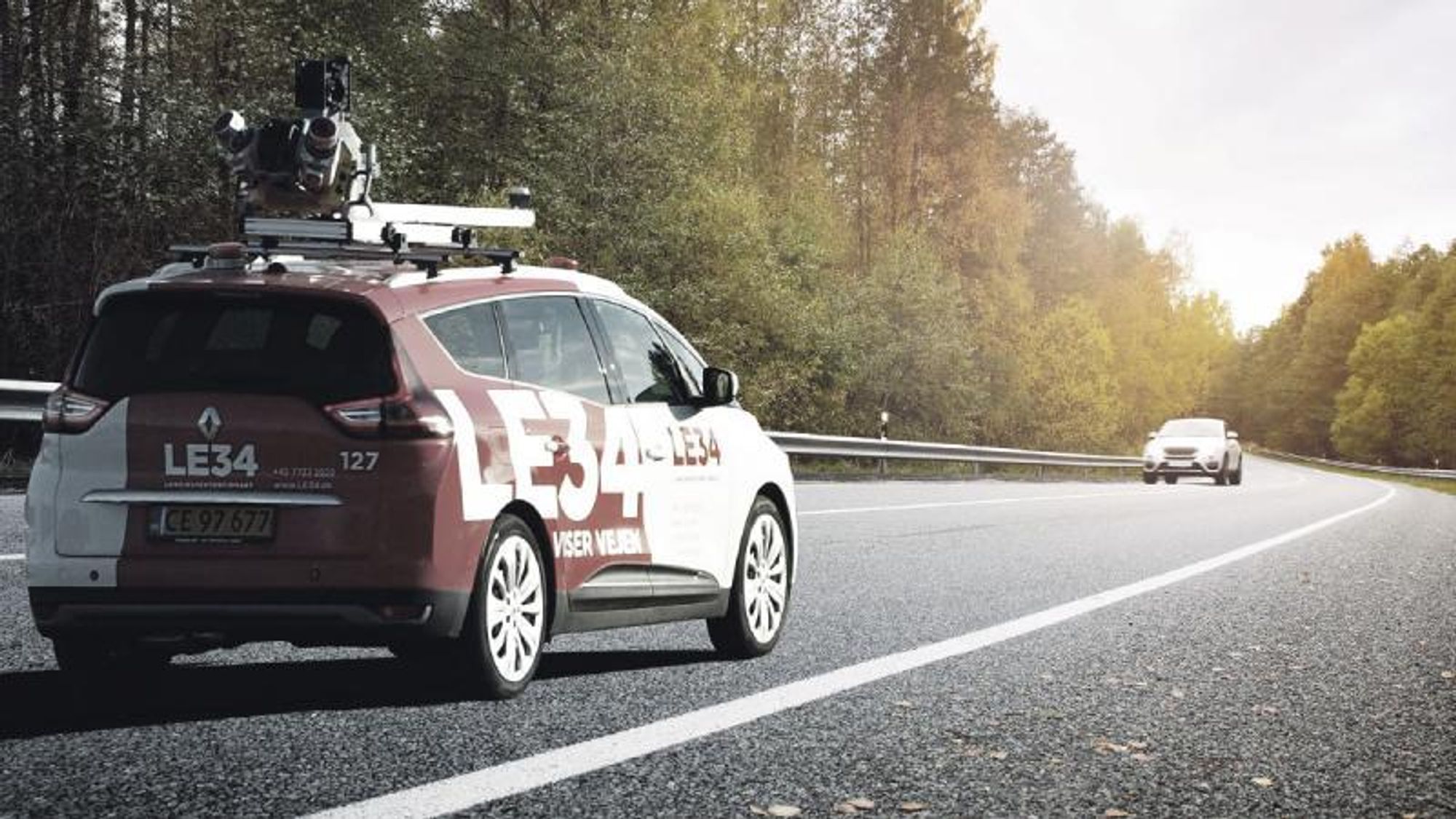 Med sin egen «street view-bil» har landinspektørbedriften målt opp en veistrekning på 11 km på en formiddag. Dette ville normalt ha tatt to medarbeidere mellom 25 og 30 dager. GNSS-antenne registrerer systemets relative retning i forhold til nord.