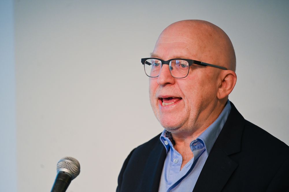 Leder Sven Egil Omdal i Kildeutvalget, under fremleggelse av rapport på Litteraturhuset i Oslo, tirsdag 5. november.