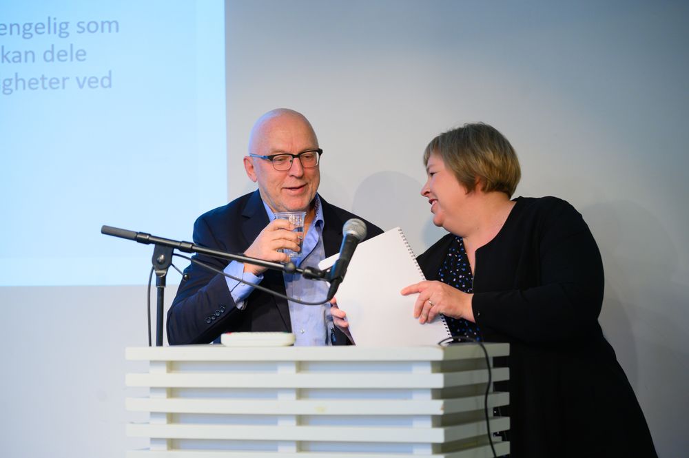 Leiar Sven Egil Omdal i Kildeutvalget under framlegging av rapport. Her leverer han rapporten til generalsekretær Elin Floberghagen i Norsk Presseforbund.