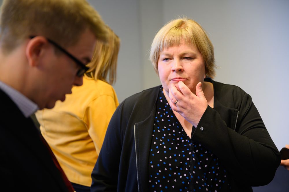 Generalsekretær Elin Floberghagen i Norsk Presseforbund. Her i samtale med Dagsavisen-redaktør Eirik Hoff Lysholm.