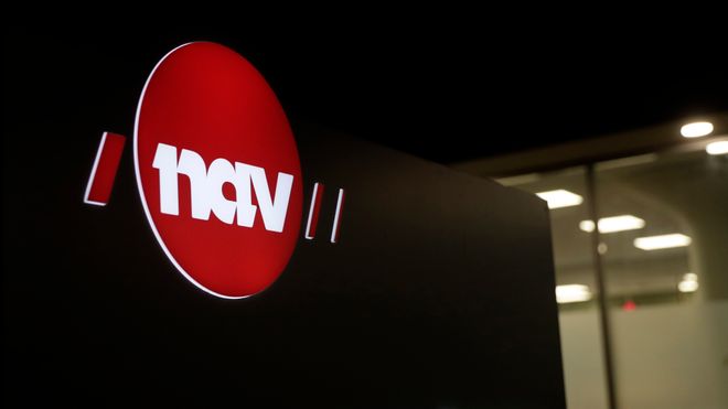 Nav-skilt i kveldsbelysning.