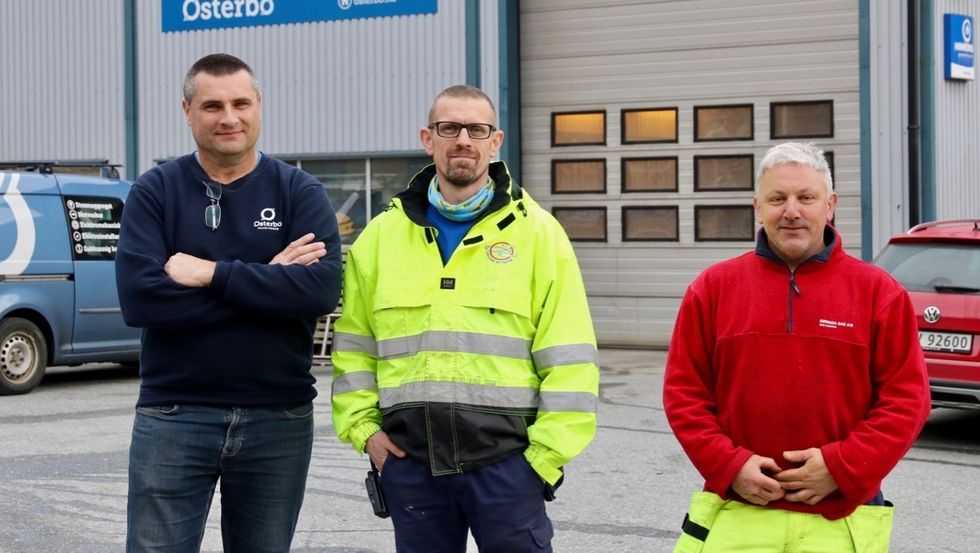 UROA: Dagleg leiar ved Østerbø Maskin, Steinar Holen (t.v.), driftsleiar ved Osland Settefisk, Kjetil Rørtveit (midten) og dagleg leiar ved Sørsida Sag, Sveinung Leirnes (t.h.) er uroa for konsekvensane det kan få for verksemdene deira dersom fylket ikkje gjer om vedtaket om å stengje vegen mellom Bjordal og Matre vinterstid.