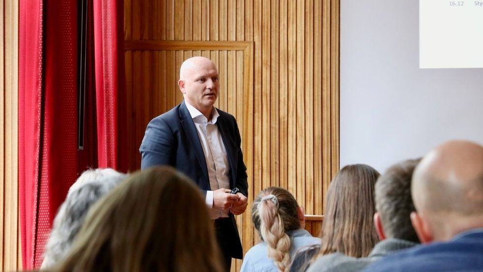 INFORMERTE: Administrerande direktør i Helse Førde, Arve Varden, informerte kommunestyret i Høyanger om forslaget til ny prehospital plan. Han meiner forslaget er det beste helseføretaket kan få til for ambulansetenestene i dekningsområdet samla sett.