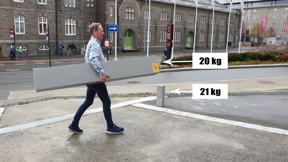 En to meter lang Foamrox-søyle tar du under armen, mener Rolf Jakobsen. Om den hadde vært i betong, ville den veid rundt 200 kilo.