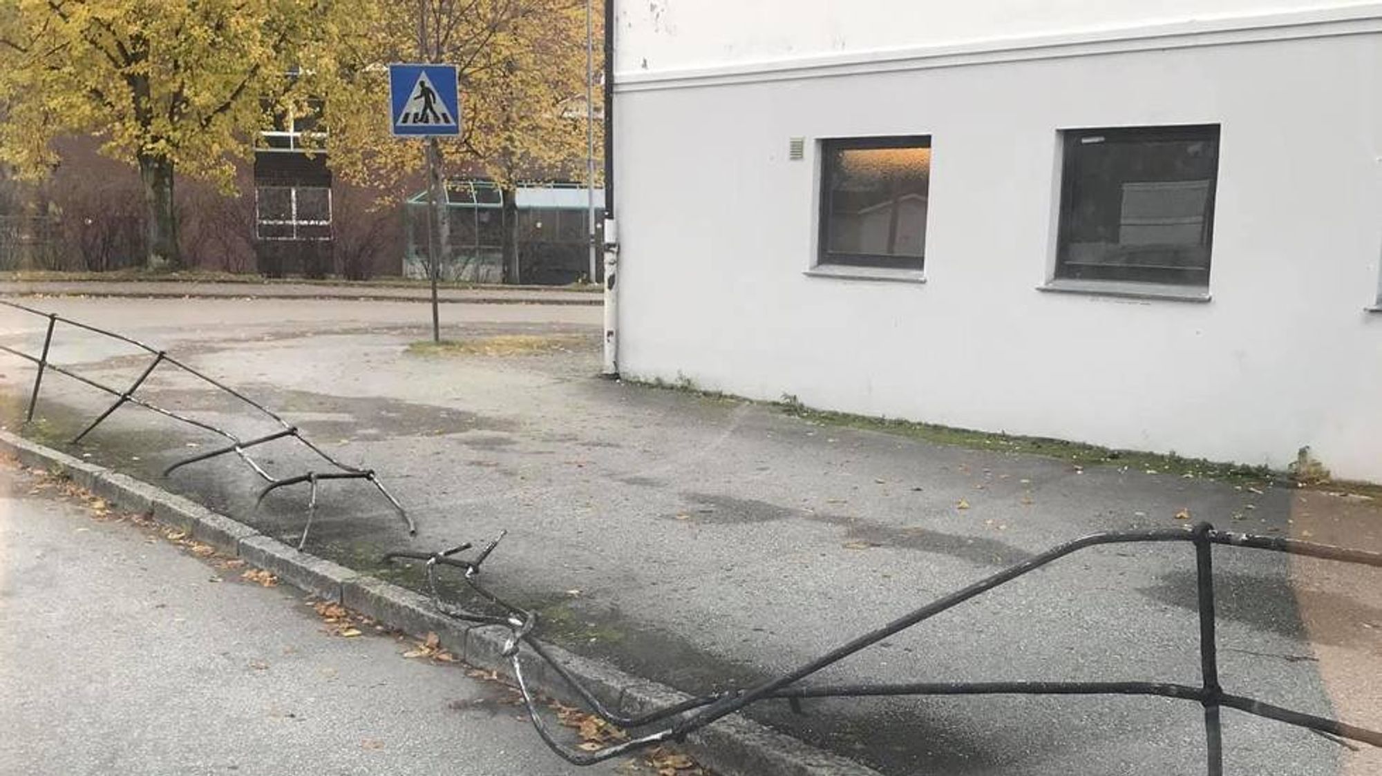 OPPKLARA: Saka om kven som køyrde ned gjerdet ved Farnes barneskule i Årdal er oppklara, seier politiet.