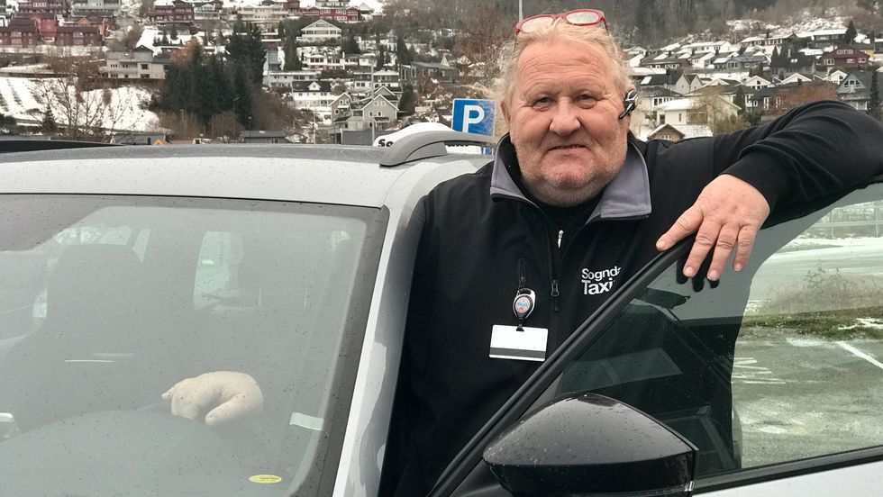 SKEPTISK: Sjåfør Edvin Yttri i Sogndal trur ikkje elbilane har kome langt enno nok til å fungera som drosjer i distriktet.