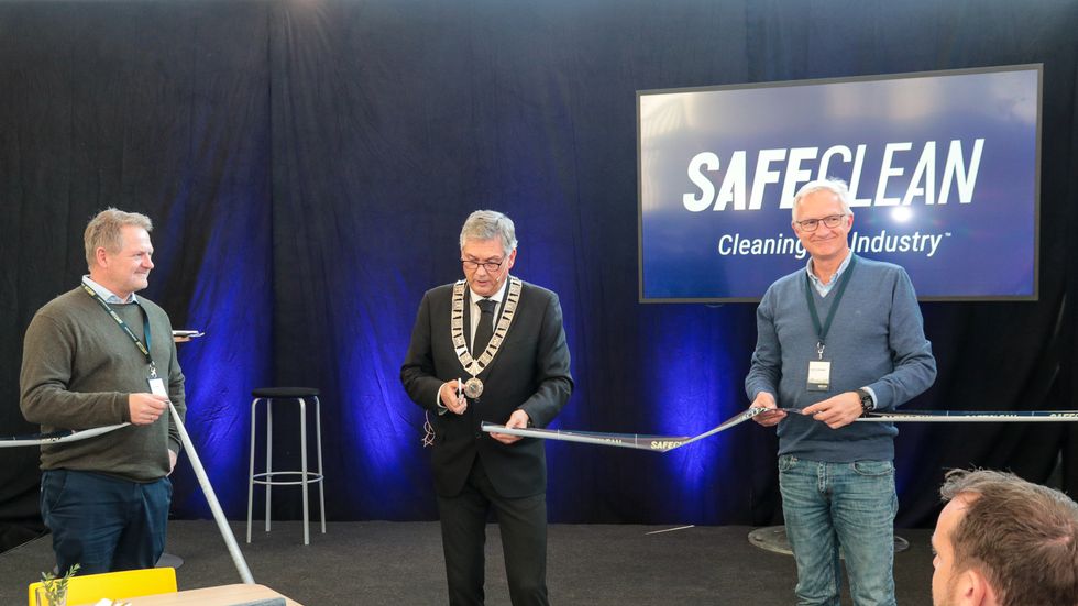 OPNING: Ordførar i Høyanger, Petter Sortland (Ap), stod for den offisielle opninga av det nye anlegget til SafeClean på Kyrkjebø.