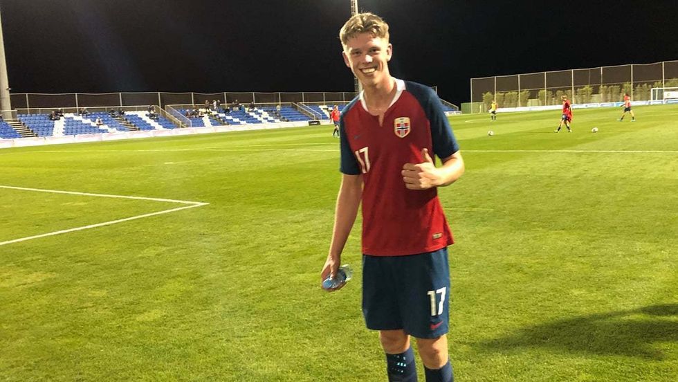 TOMMEL OPP: Onsdag fekk Mathias Sundberg (17) debuten han hadde venta på for Norge.
