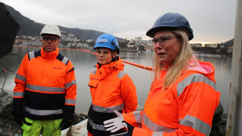 F.v. Formann for grunnarbeid Jørn Kaland, rådgiver for ytre miljø Silje Marie Tinderholt og prosjekteier Therese Braseth i Skanska har hyret inn den nyetablerte oljevernklyngen Nosca Clean Oceans for å samle sjøplast fra Bybane-utbyggingen.