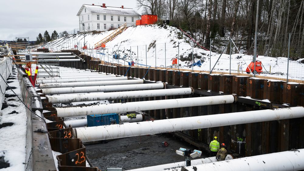Da første løp i Wergelandstunnelen skulle drives raste deler av tunnelen sammen, derfor bygges det nye løpet med en åpen byggegrop.