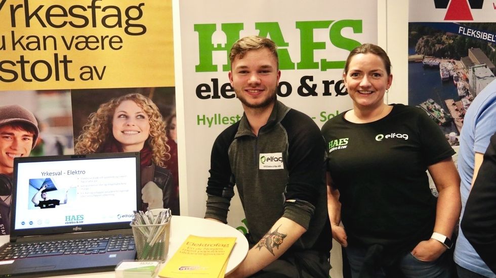 SYNLEGE: HAFS elektro og rør AS stilte med lærling Nikolai Breidvik og Katrine Dåe, som er kvalitets-, helse-, miljø-, sikkerheits- og personalansvarleg. Dei reklamerte både for verksemda og elektrofag.