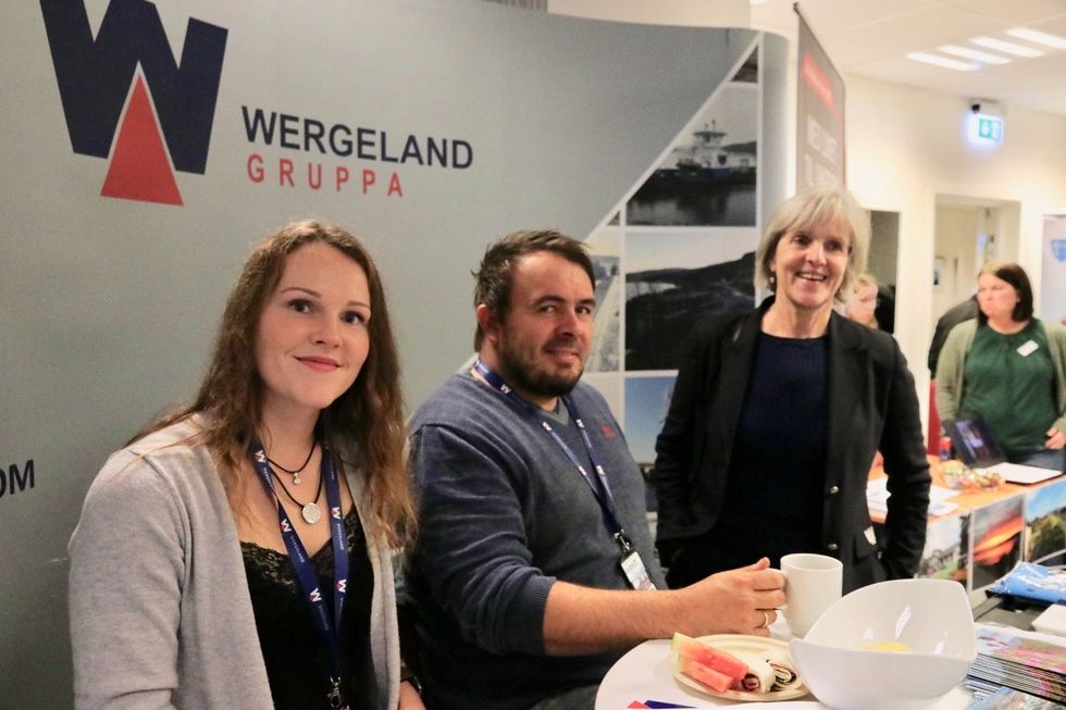 SATSING: Wergelandgruppa ønskjer å sikre framtidig rekruttering ved å ta inn fleire lærinlingar. Her er Elisabeth Wergeland (t.v.), Even Rambjørg og konsernsjef Irene Kjelby Wergeland på karrieremessa i Sløvåg som fann stad 14. november.