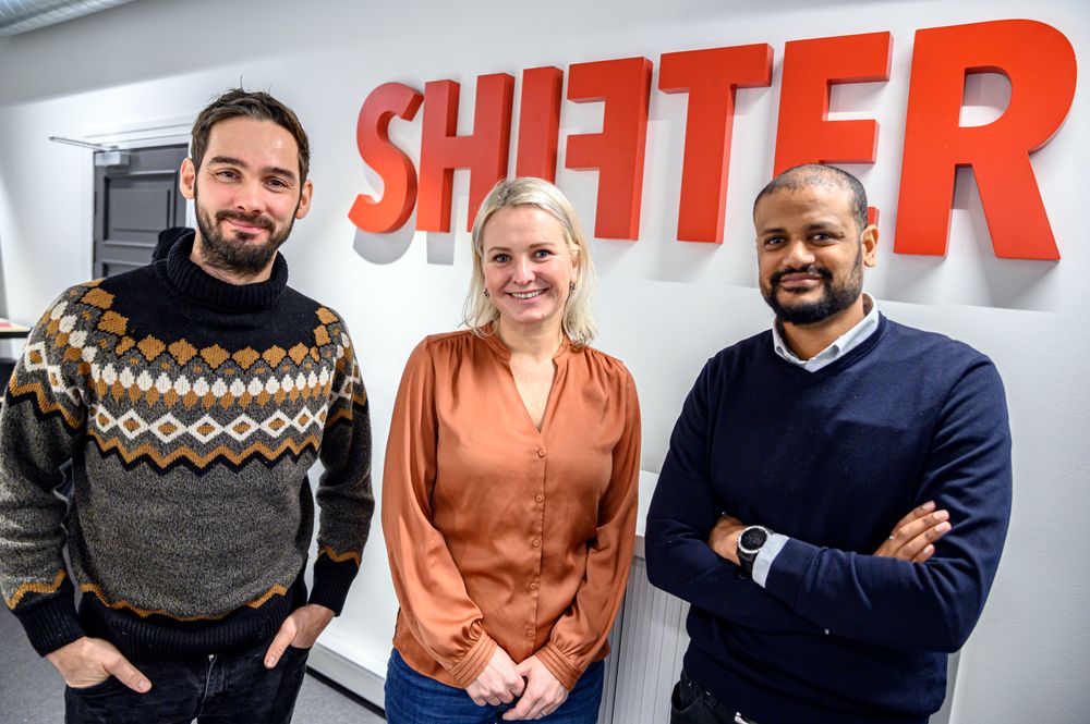 Shifter-ledelsen kan glede seg over en god Pluss-start. Fra venstre: Per-Ivar Nikolaisen, redaktør, Aslaug Ingeborgrud Syvertsen, kommersiell leder og økonomisjef og Lucas H. Weldeghebriel, daglig leder og journalist.
