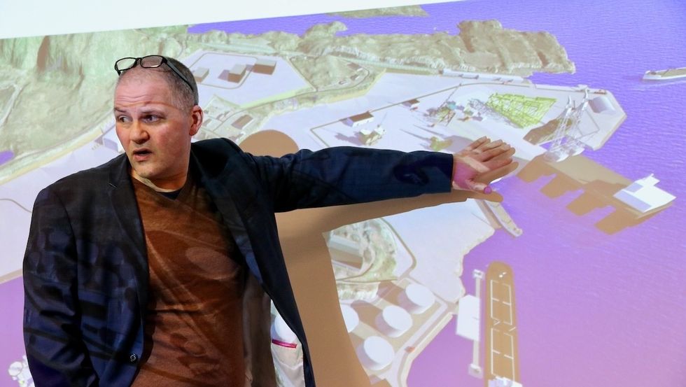 FORKLARING: Dagleg leiar i Arise DRS AS, Eivind A. Wiik, forklarte tilhøyrarane på karrieremessa korleis området verksemda skal drive på i Gulen industrihamn vil sjå ut.