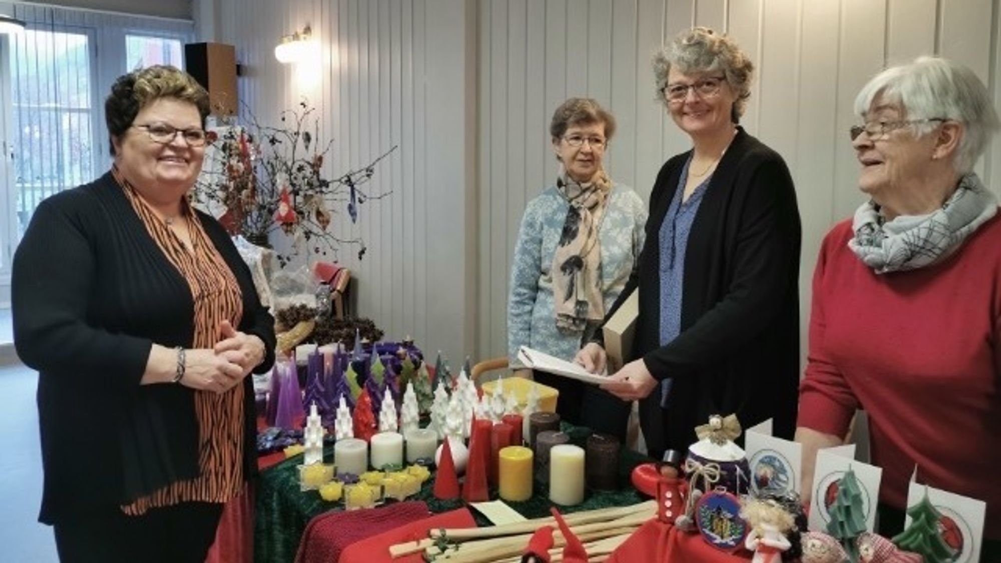 SAL: Damene frå Nedre Årdal Kyrkjering er klare til å selja julepynt.