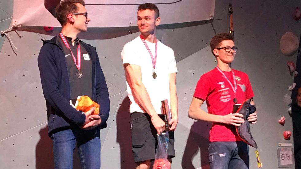 PÅ PALLEN: (Frå venstre) Tobias Reidel frå Oslo klatreklubb, Albert Ilsaas Suthurst frå Kolsås klatreklubb og Arne Farestveit frå Sogndal IL stakk av med medaljane i klassen gutter eldre junior i helgas NM i ledklatring.
