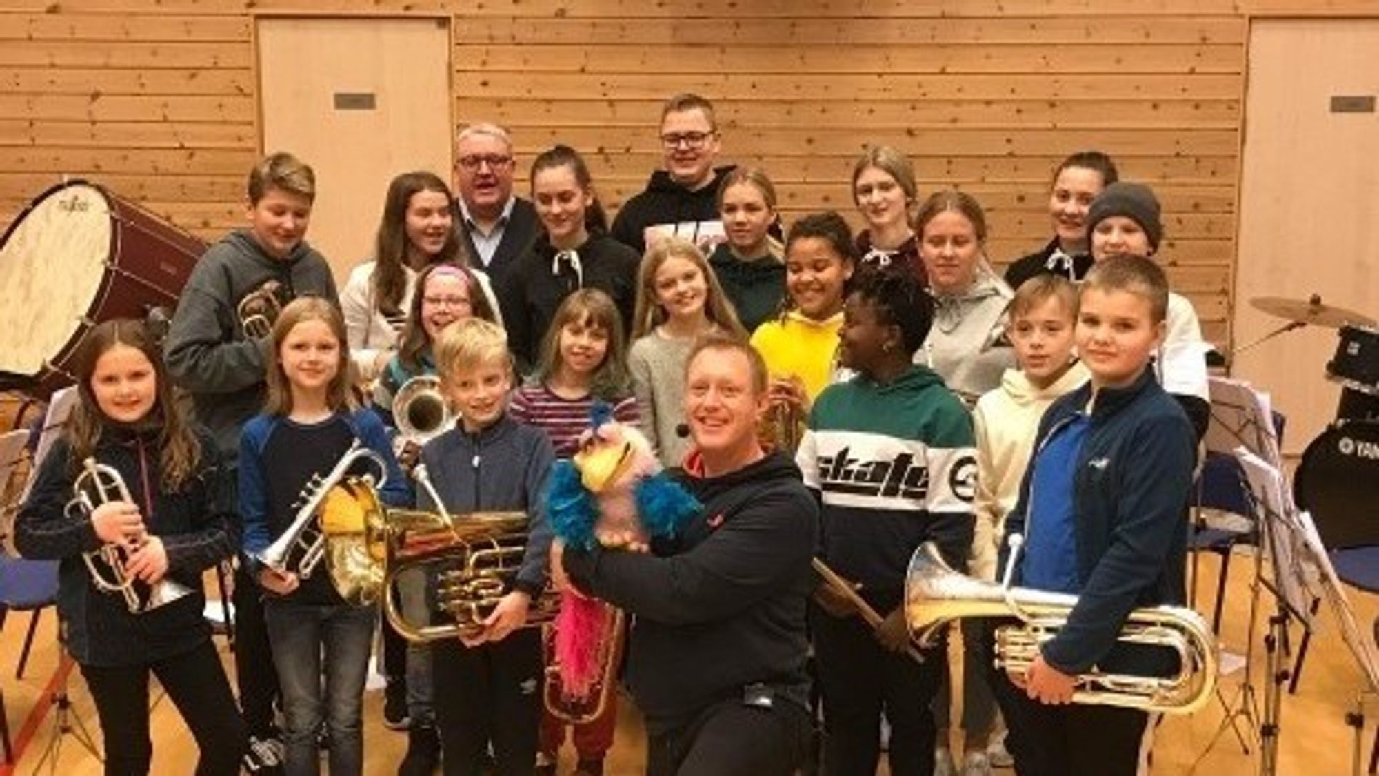Morromann Håkon Esplo i lag med Lavik skulemusikk.