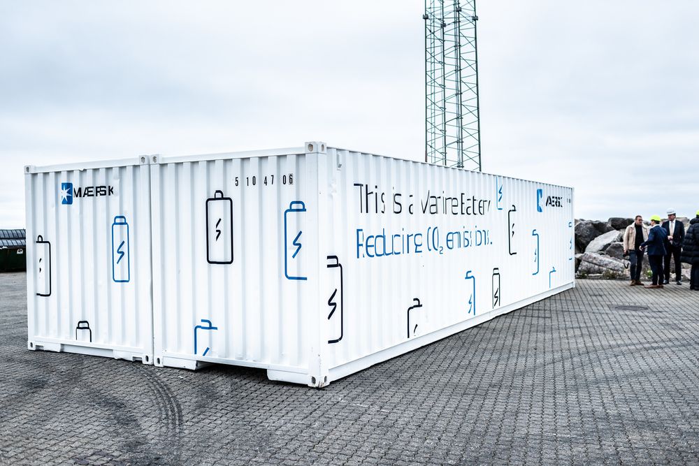 I desember monteres systemet i Singapore på containerskipet Maersk Cape Town. Innen den tiden vil batteriene bli installert i de seks racksene som nå er tomme. De leveres av Trident Maritime Systems i Odense og kan yte 1.800 kVA i opptil 20 minutter. Foto: Mikkel Meister
