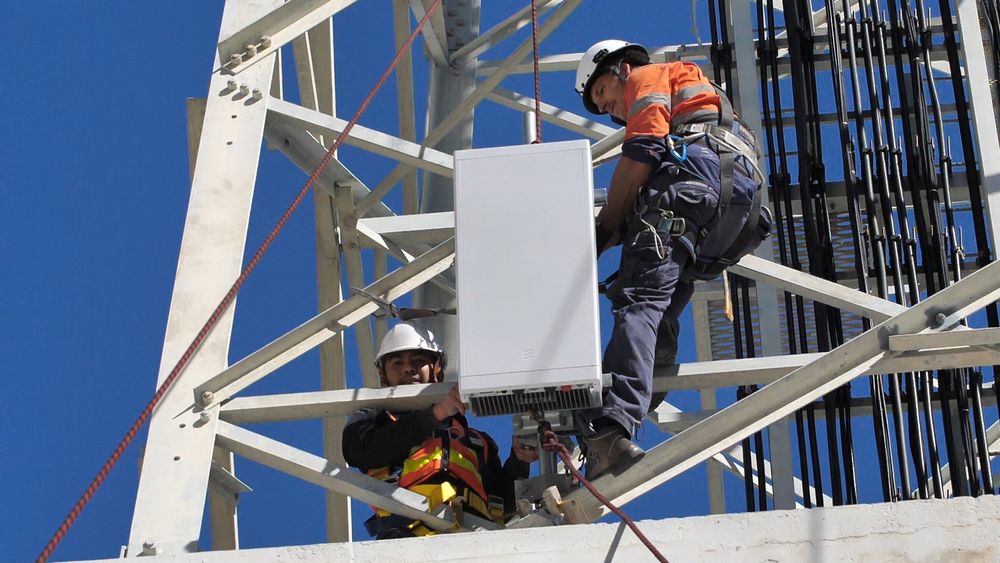 Når Telenor skal bytte ut dagens basestasjoner vil de nye antennene bli hengt opp i master eid av det nye Telenor Infra. Her et bilde fra Ericsson, som viser plassering av en antenne.