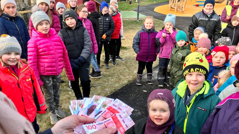 OVERRASKING: Som ei ekstra overrasking kom kommunen med 2500 kroner som ungane kan få bruka på nye leikar.