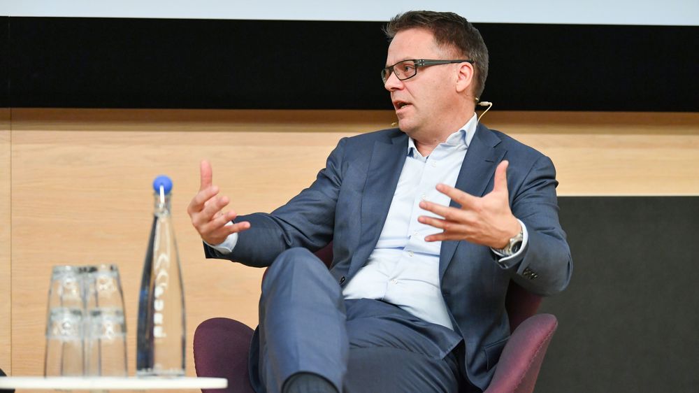 Martin Lippert får et nytt selskap og et nytt land å forholde seg til når den svenske bredbåndsleverandøren IP-Only fusjoneres med Globalconnect og danner et norsk, svensk, dansk og nordtysk selskap. Her er han fotografert på scenen under Inside Telecom-konferansen 5. november.