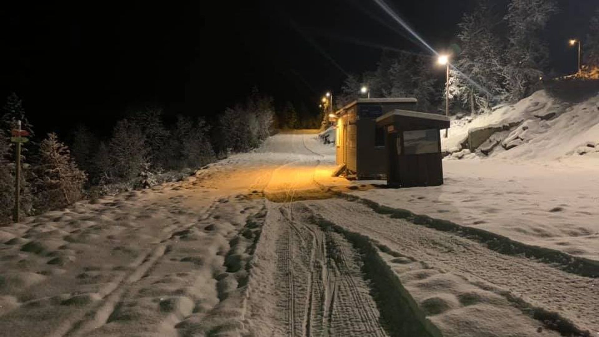 LYS I LØYPA: : Kvar kveld sidan onsdag har lysa i skisporet vore tent.
