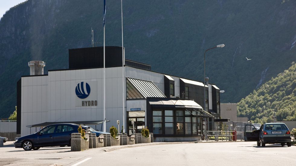 LØYVE: Hydro Høyanger får lov å gjere eit pilotprosjekt på éi veke der verksemda skal sjå om den skal satse vidare på gjenvinninga av metall i produksjonen.